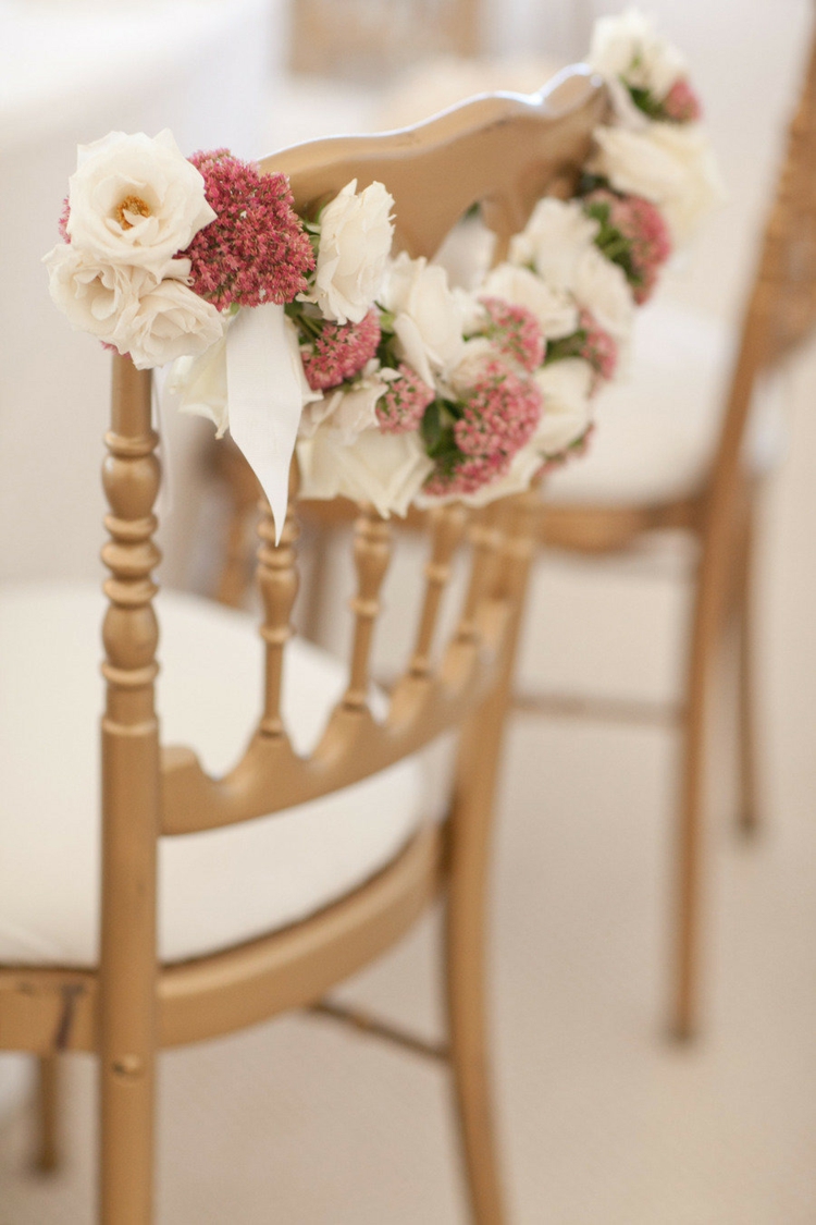 deco-mariage-champetre-chaise-couleur-or-guirlande-roses-blanches-fleurs-roses