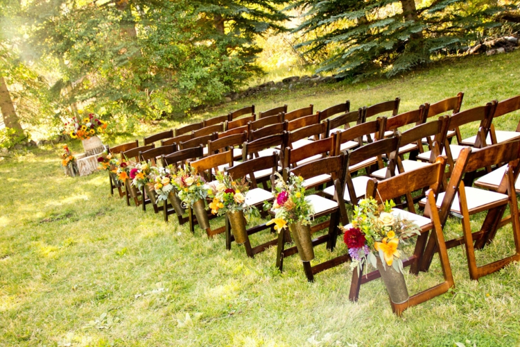 deco-mariage-champetre-chaises-galettes-blanches-bouquets-fleurs-cérémonie-plein-air