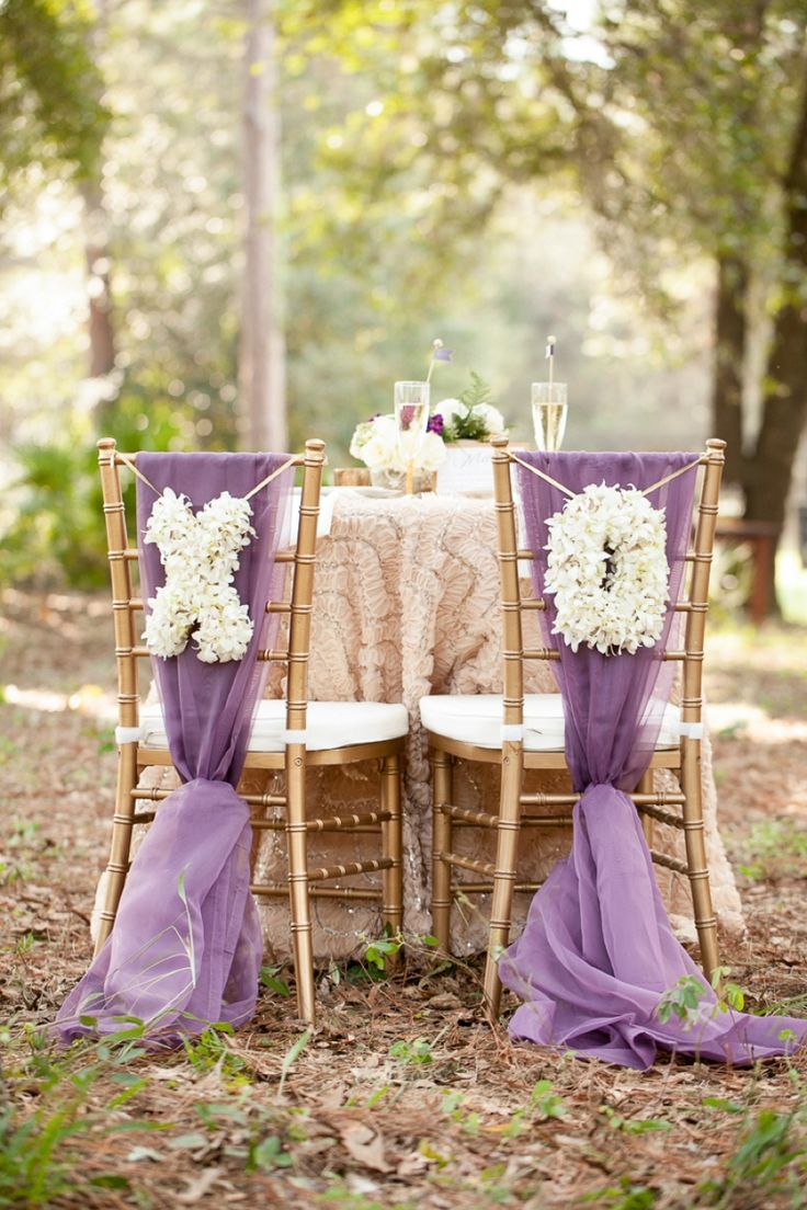 deco-mariage-champetre-chaises-or-voiles-pourpres-lettres-fleurs-blanches