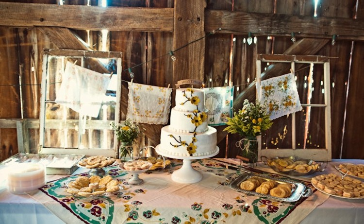 deco-mariage-champetre-gâteau-blanc-nappe-biscuit-bouquets-fleurs-champs déco mariage champêtre