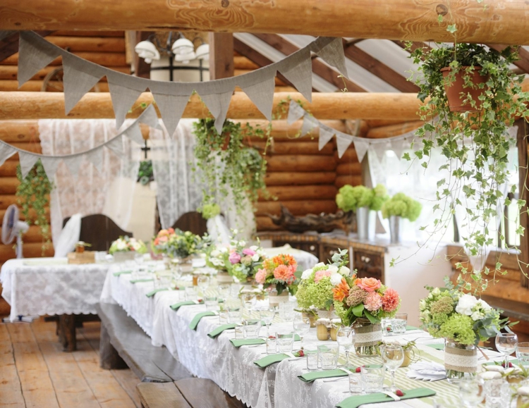 deco-mariage-champetre-table-arrangements-floraux-serviettes-vertes-guirlande-fanions