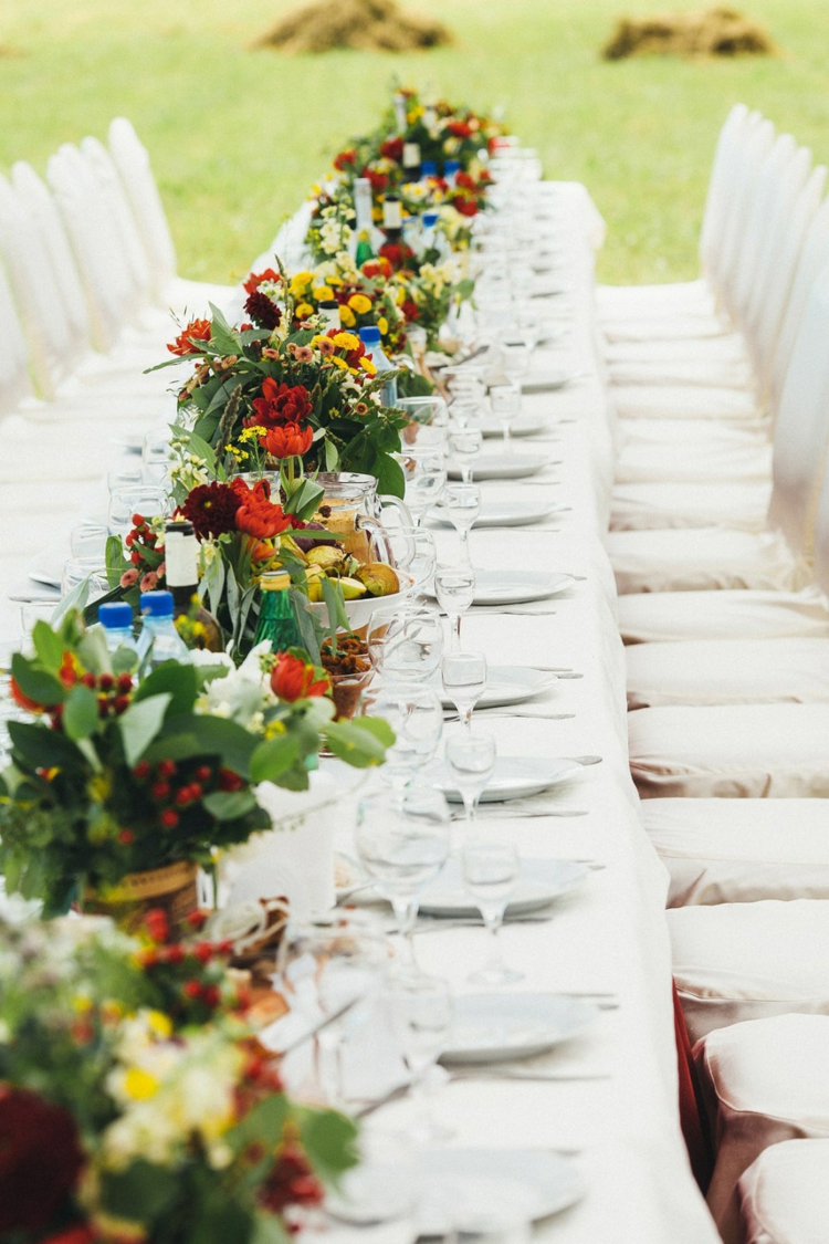 deco-mariage-champetre-table-longue-nappe-blanche-arrangements-floraux déco mariage champêtre