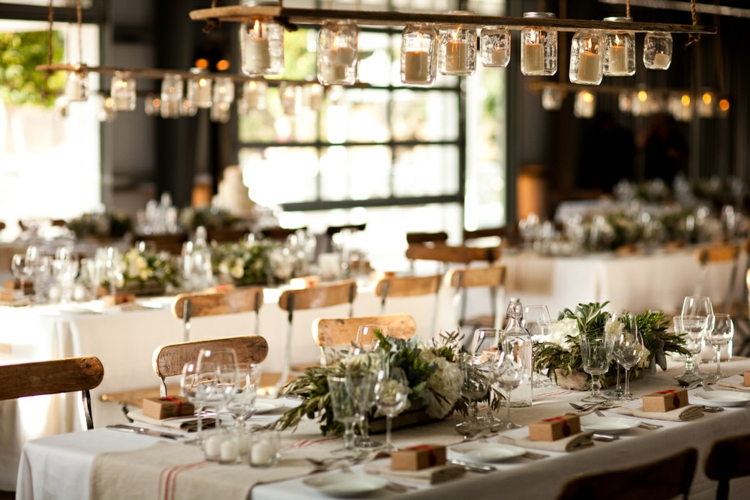 deco-mariage-champetre-table-nappe-blanche-arrangements-fleurs-lustre-linéaire-diy