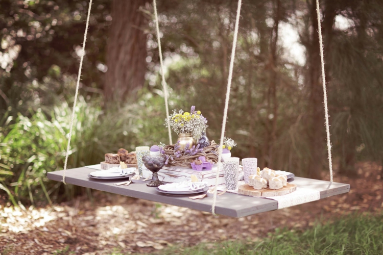 deco-mariage-champetre-table-suspendue-jardin-déco-fleurs-bougies-cupcakes