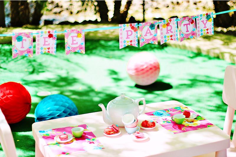 decoration-anniversaire-enfant-Alice-pays-merveilles-boules-papier décoration anniversaire enfant