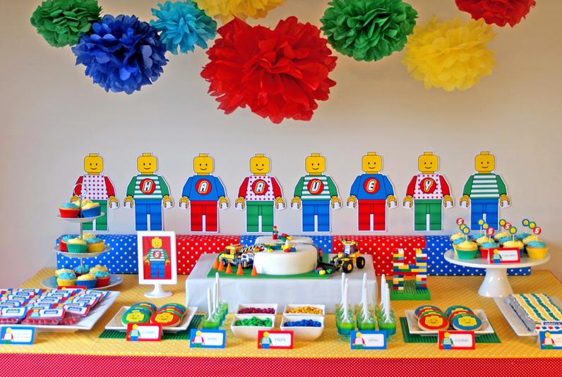 decoration-anniversaire-enfant-LEGO-candy-bar-thématique-pompons