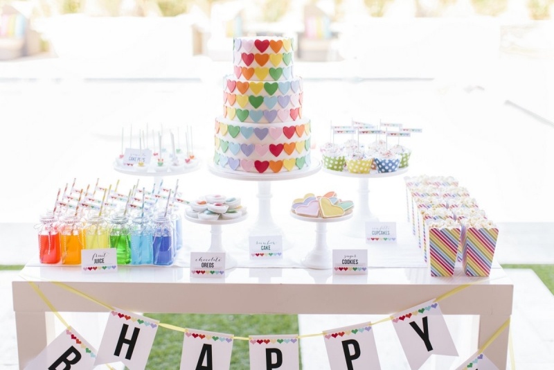 decoration-anniversaire-enfant-arc-en-ciel-gâteau-coeurs-multicolores-buissons décoration anniversaire enfant