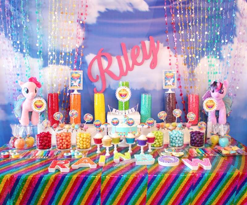 decoration-anniversaire-enfant-arc-en-ciel-nappe-table-candy-bar-multicolore