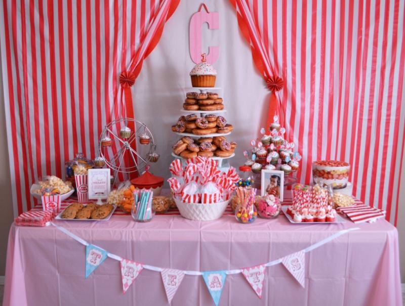 decoration-anniversaire-enfant-carnaval-présentoir-cupcales-sucreries-blanc-rouge-rayures