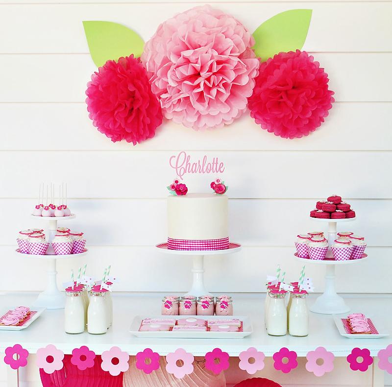 decoration-anniversaire-enfant-fleurs-roses-pompons-papier-soie-gâteau-blanc-buissons-cupcakes