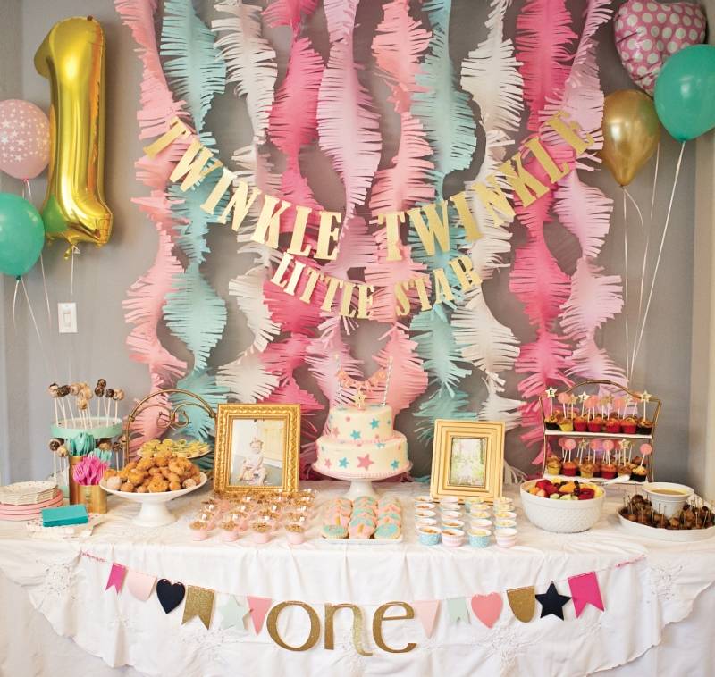 decoration-anniversaire-enfant-guirlandes-cupcakes-ballons-sucettes-bébé-fille
