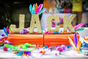 decoration-anniversaire-enfant-indiens-gpompons-plumes-multicolores