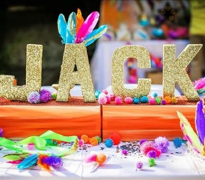 decoration-anniversaire-enfant-indiens-gpompons-plumes-multicolores