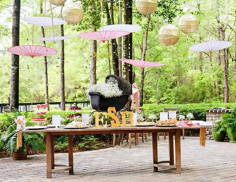 decoration-anniversaire-enfant-lanternes-parasols-chinois-papier-corbeille-gypsophiles