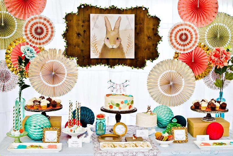 decoration-anniversaire-enfant-lièvre-boules-papier-éventails