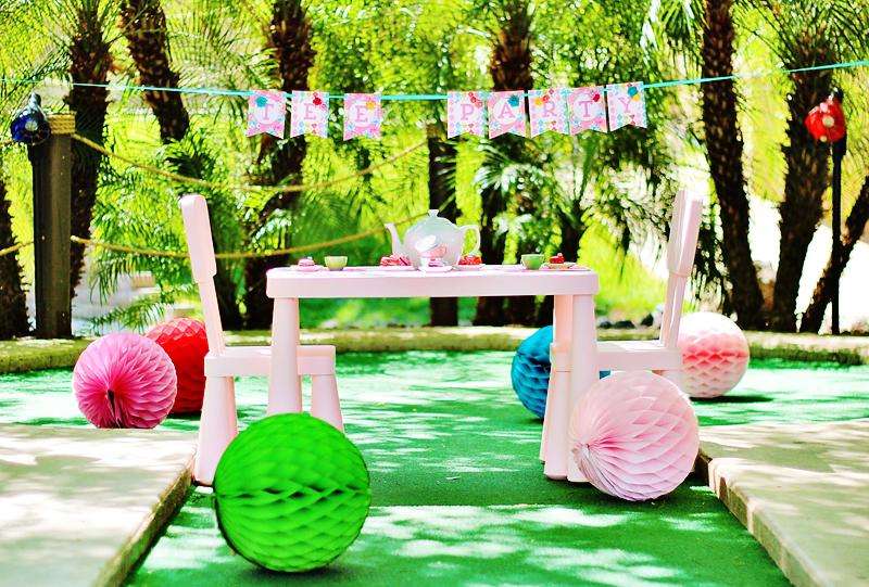 decoration-anniversaire-enfant-mini-golf-boules-papier-guirlande-table-chaises-rose