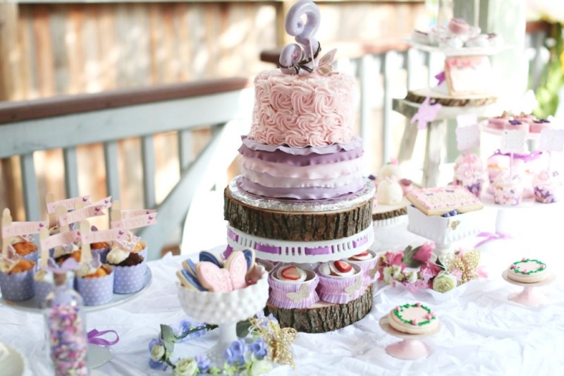 decoration-anniversaire-enfant-papillons-cupcakes-couleurs-rose-lilas