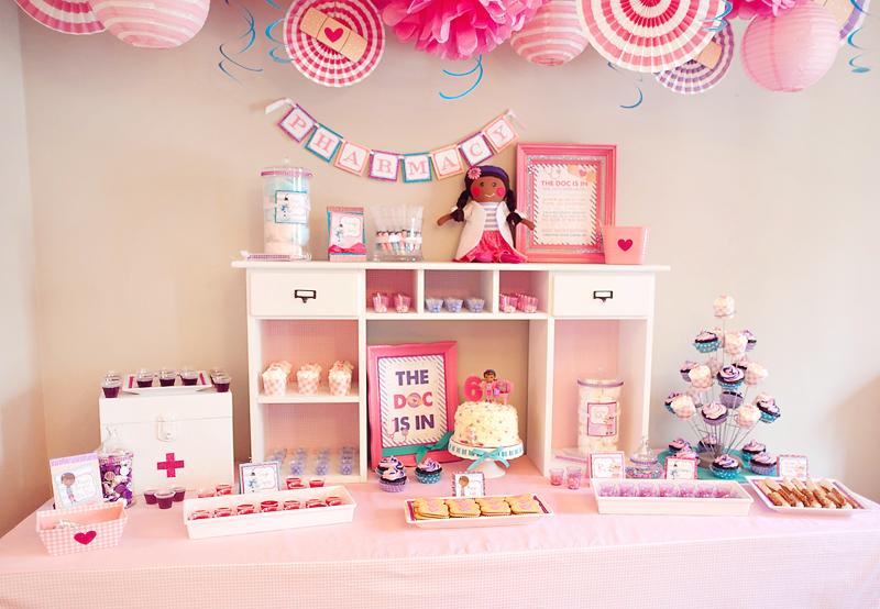 decoration-anniversaire-enfant-pharmacie-candy-bar-thématique-pompons
