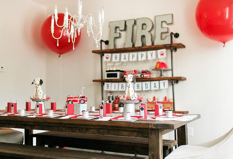 decoration-anniversaire-enfant-pompiers-dalmatiens-ballons-rouges