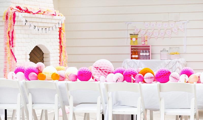 decoration-anniversaire-enfant-pompons-rose-blanc-château-guirlandes-buissons décoration anniversaire enfant