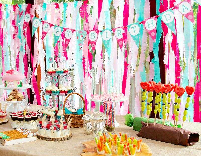 decoration-anniversaire-enfant-princesse-guirlandes-multicolores-candy-bar-cupcakes décoration anniversaire enfant
