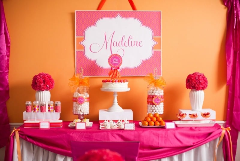 decoration-anniversaire-enfant-rose-blanc-candy-bar-fleurs-gâteau