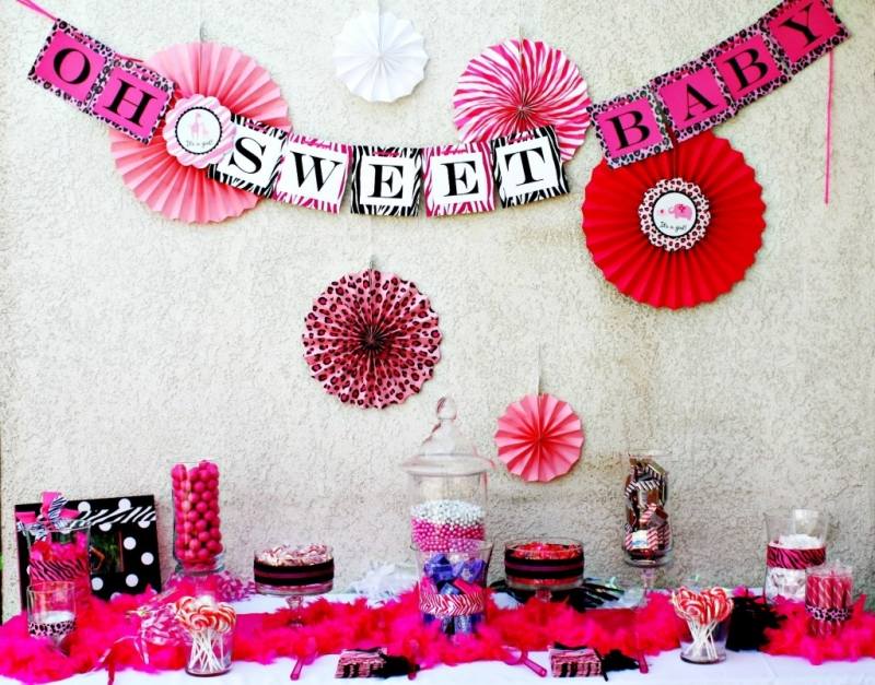decoration-anniversaire-enfant-rose-guirlandes-sucreries-déco-papier