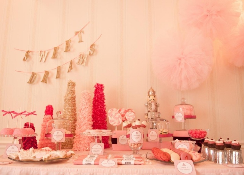 decoration-anniversaire-enfant-rose-pompons-tours-paillettes-sucettes-macarons