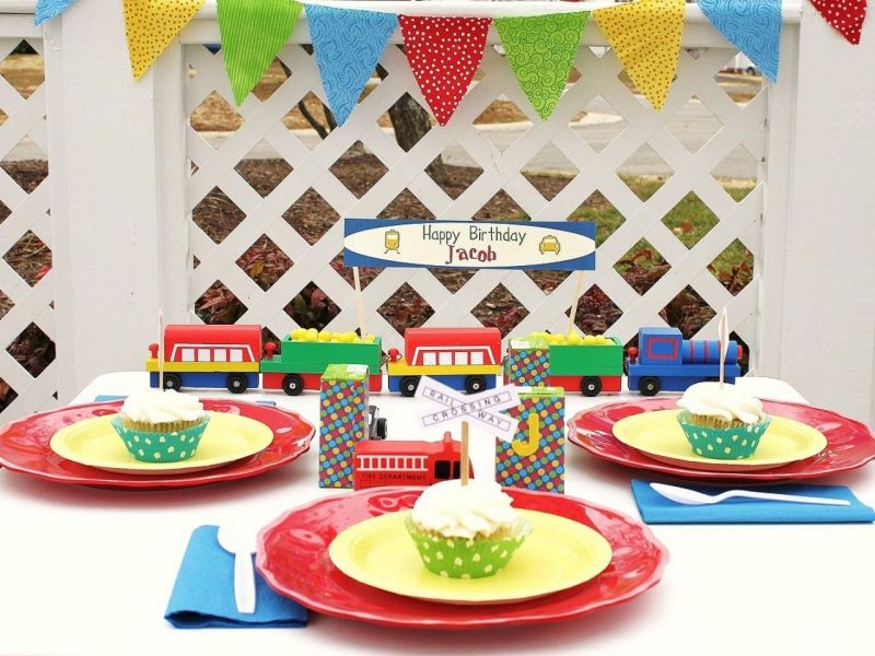 decoration-anniversaire-enfant-train-guirlande-fanions-cupcakes