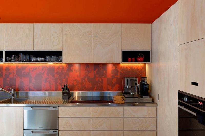 design-conception-cuisine-armoires-aspect-bois-crédence-rétro-plafond-rouge