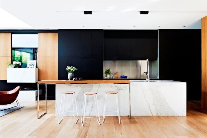 design-conception-cuisine-armoires-façades-noires-îlot-marbre-blanc-bar-déjeuner-bois