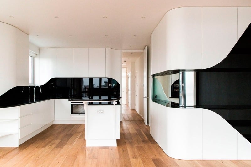 design-conception-cuisine-armoires-noir-blanc-revêtement-sol-bois-îlot