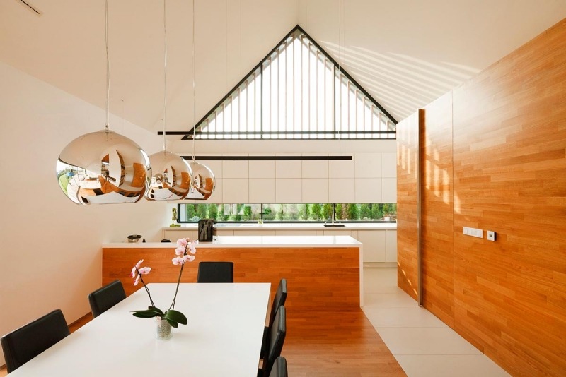 design-conception-cuisine-armoires-table-chaises-noir-blanc-paravent-bois
