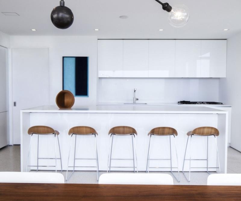 design-conception-cuisine-bar-blanc-armoires-murales-chaises-bar-bois