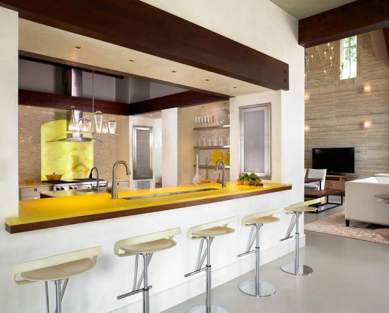 design-conception-cuisine-bar-chaises-bar-plan-travail-jaune-salle-séjour