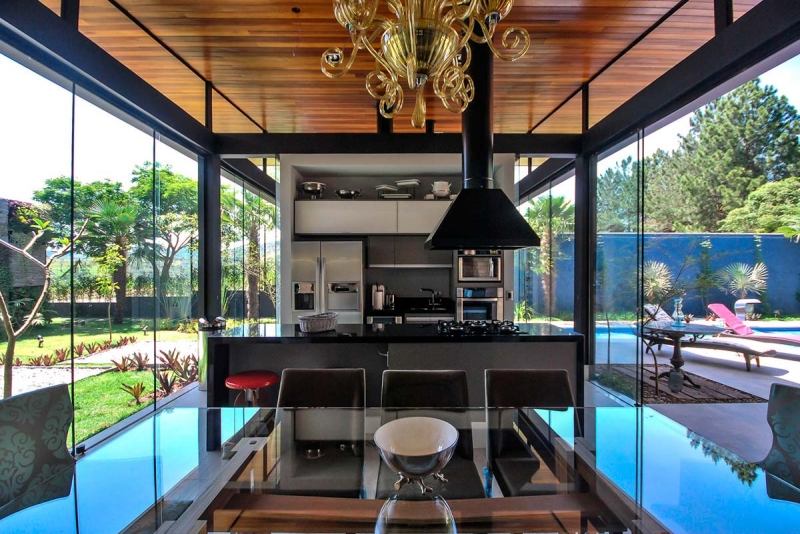 design-conception-cuisine-bar-hotte-décorative-noire-table-verre-lustre-fenêtres