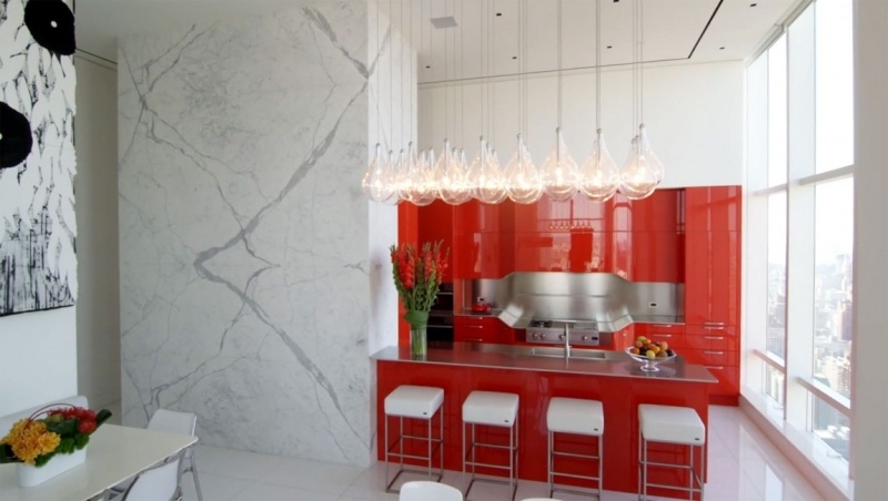 design-conception-cuisine-mur-aspect-marbre-blanc-suspensions-boule-îlot-armoires-rouges