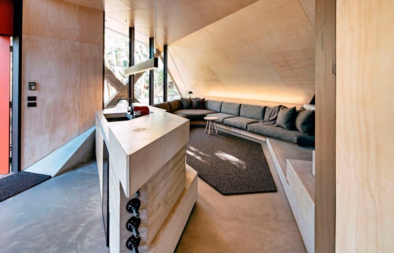 design-conception-cuisine-murs-bois-îlot-fonctionel-design-pierre-banc-moderne-tapis