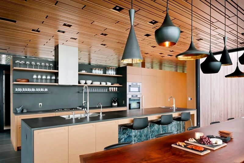 design-conception-cuisine-plafond-bois-îlot-bois-étagères-suspensions-noir-mat