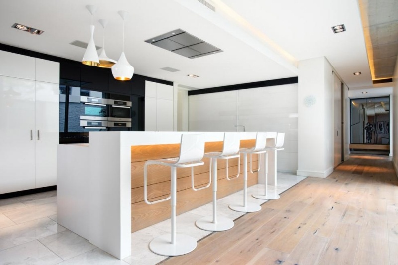 design-conception-cuisine-îlot-bar-petit-déjeuner-blanc-chaises-suspensions