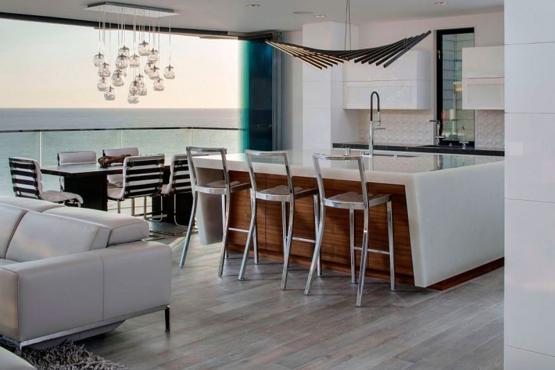 design-conception-cuisine-îlot-blanc-hotte-design-chaises-bar-métal-coin-repas