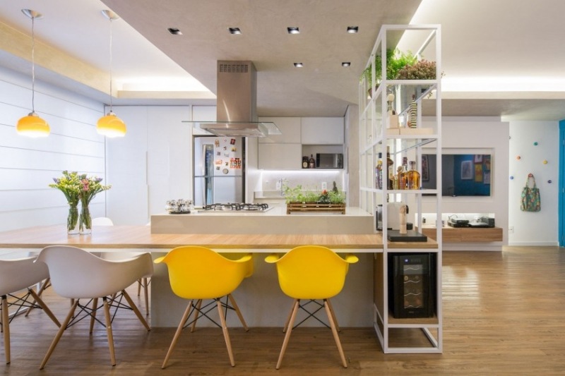design-conception-cuisine-îlot-blanc-spots-led-suspensions-chaises-jaunes-bar-déjeuner