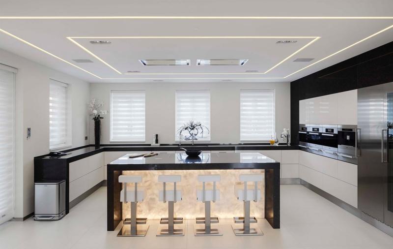 design-conception-cuisine-îlot-onyx-lumineux-éclairage-indirect-armoires-noir-blanc