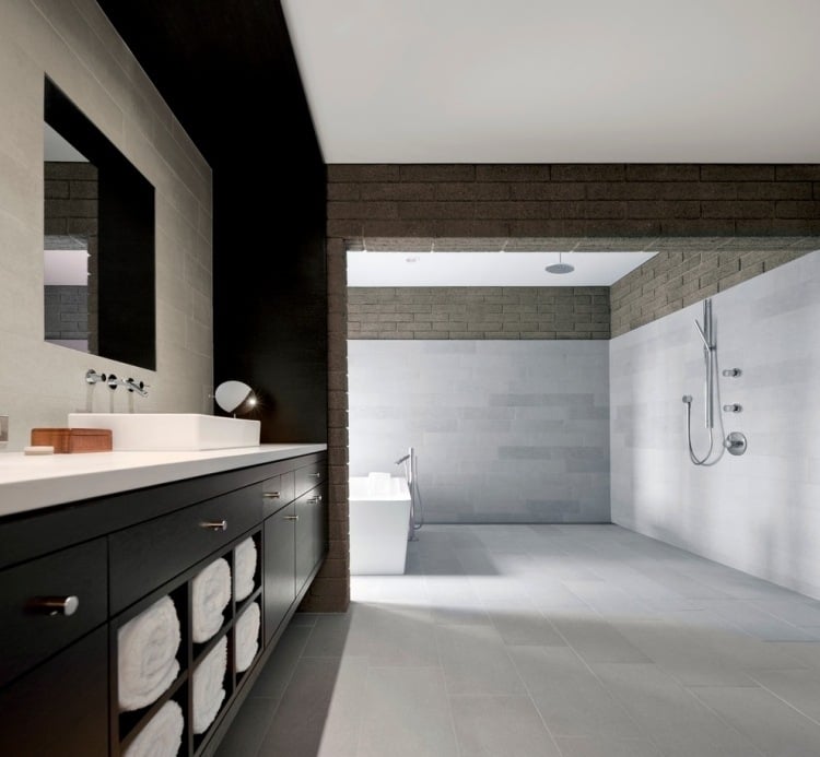 design-salle-bains-meuble-bois-baignoire-douche-italienne