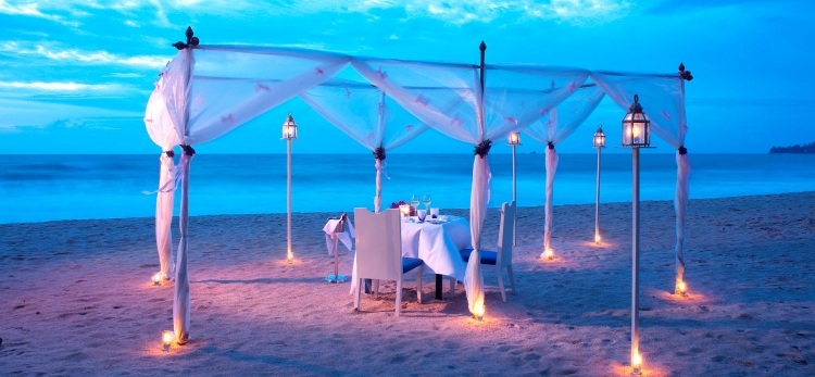 destination-vacances-amoureux-dîner-plage-Phuket-Thaïlande