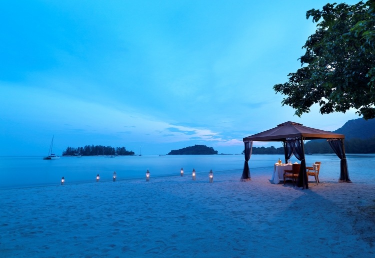 destination-vacances-deux-dîner-plage-île-Langkawi-Malaisie