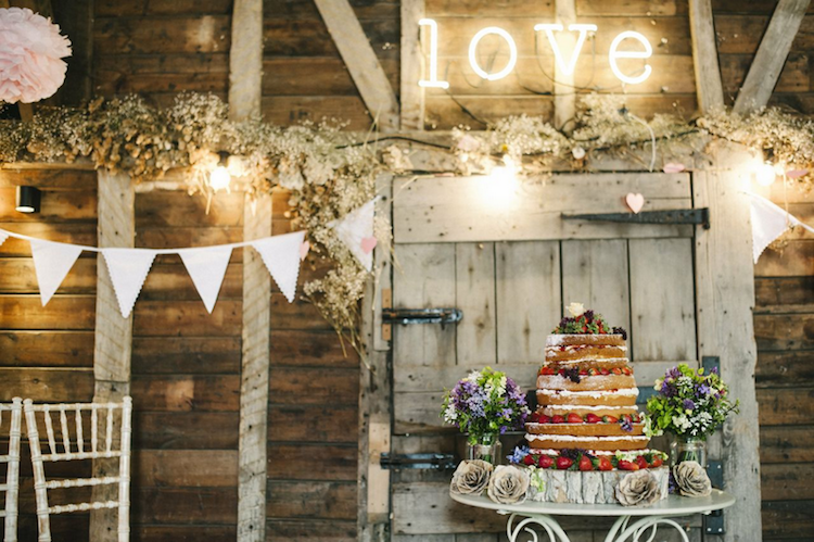 déco-mariage-champêtre-grande-rustique-guirlande-fanions-fleurs-champs-gâteau-thématique