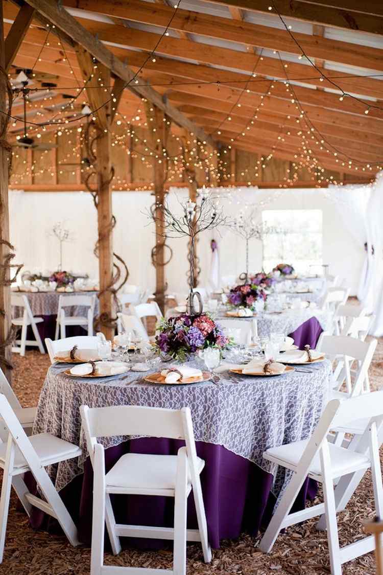 déco-mariage-champêtre-grange-guirlandes-lumineuses-palette-blanc-violet