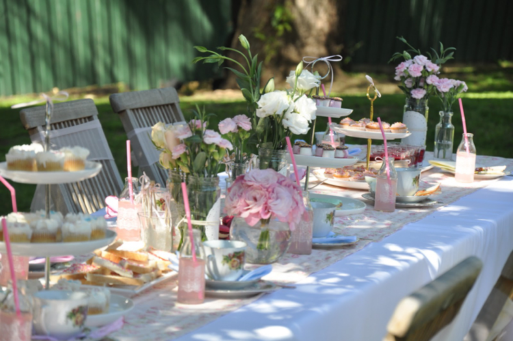 décoration garden-party -bouquets-roses-oeillets-roses-cupcakes-chemin-table-rose-vintage