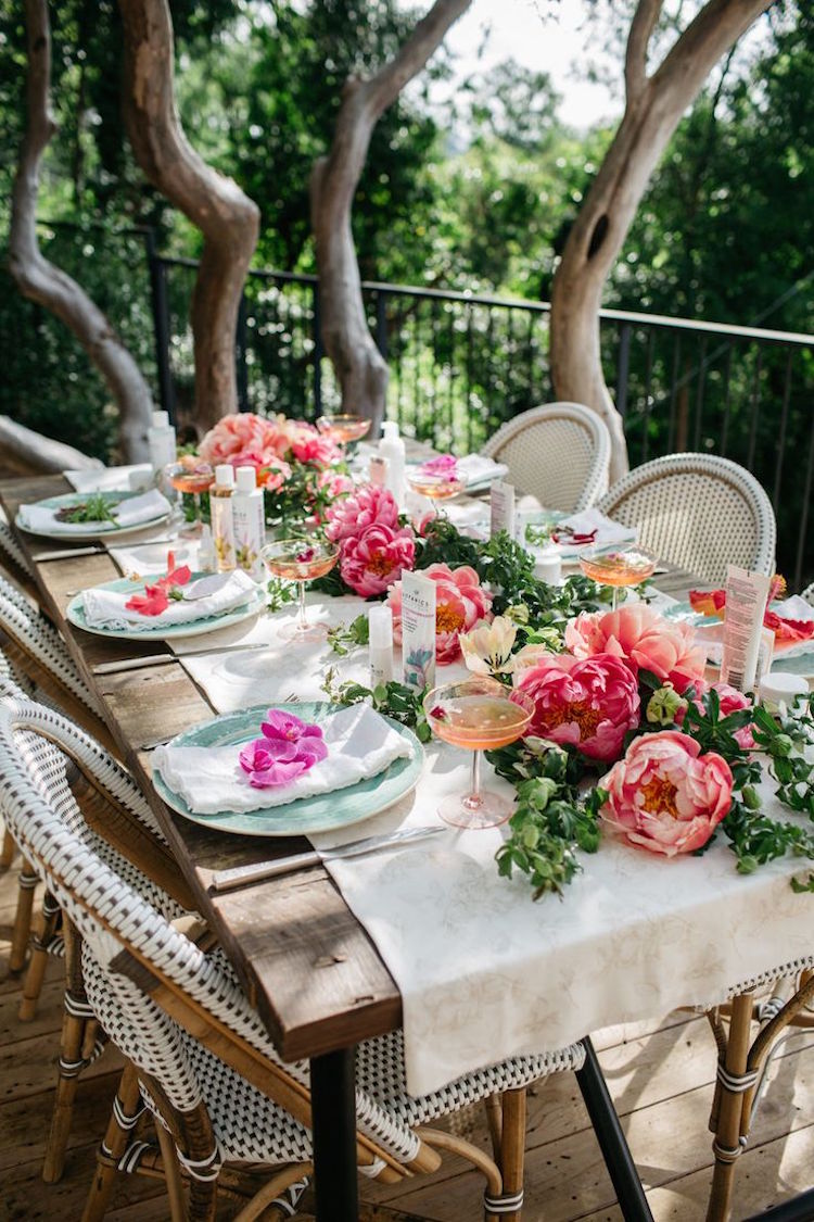 décoration garden-party -déco-fleurs-fraîches-feuilles-chemin-table-blanc